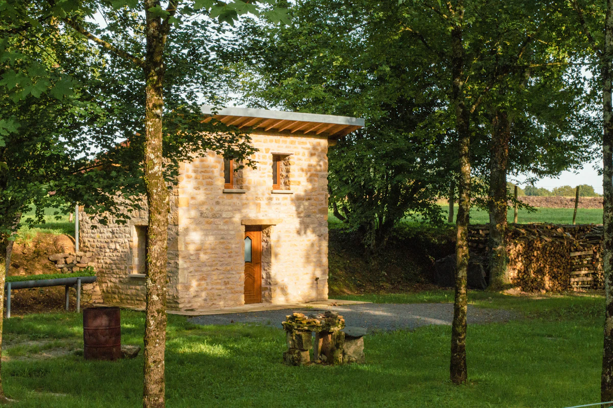 Pequeña casa de piedra entre árboles
