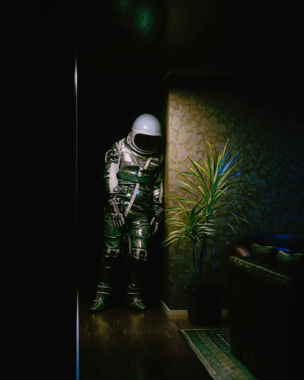 Un uomo in una tuta spaziale in piedi in una porta