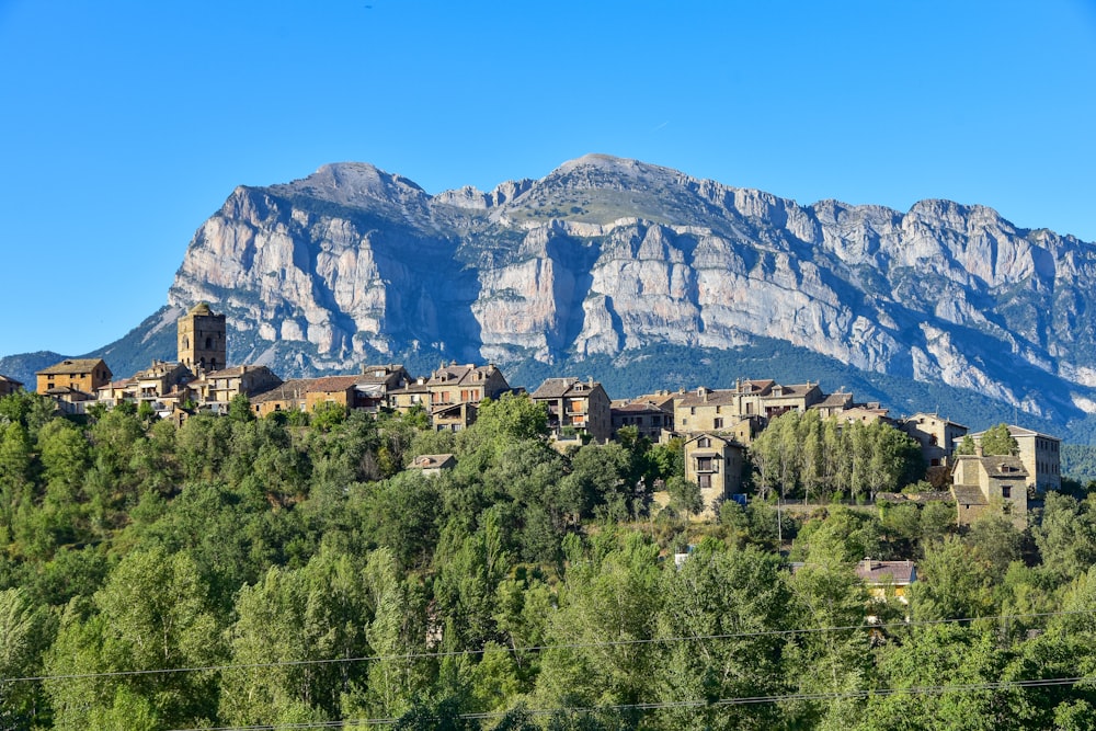 Un villaggio in montagna con una montagna sullo sfondo