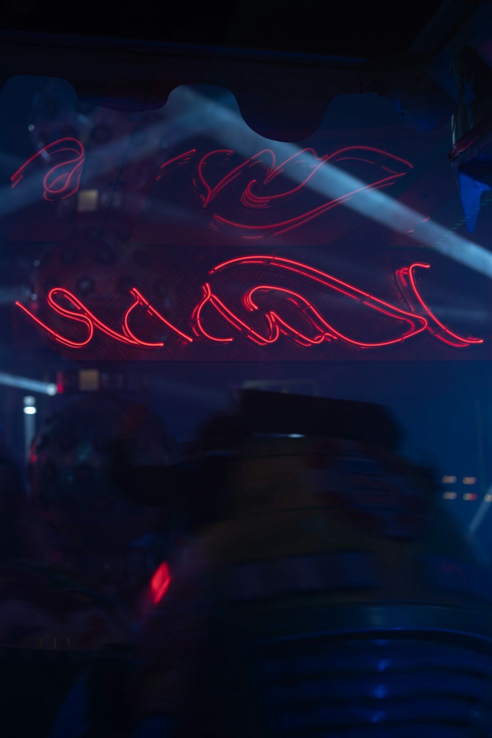 Una foto sfocata di un'insegna al neon in una stanza buia