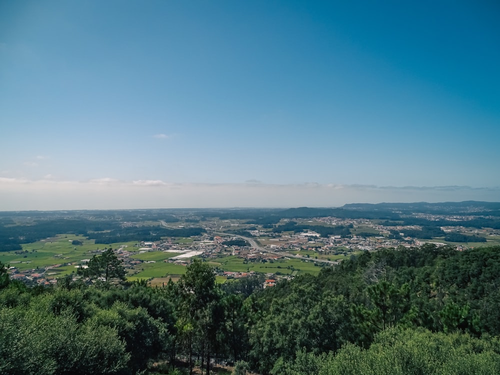 uma vista de uma cidade de uma colina