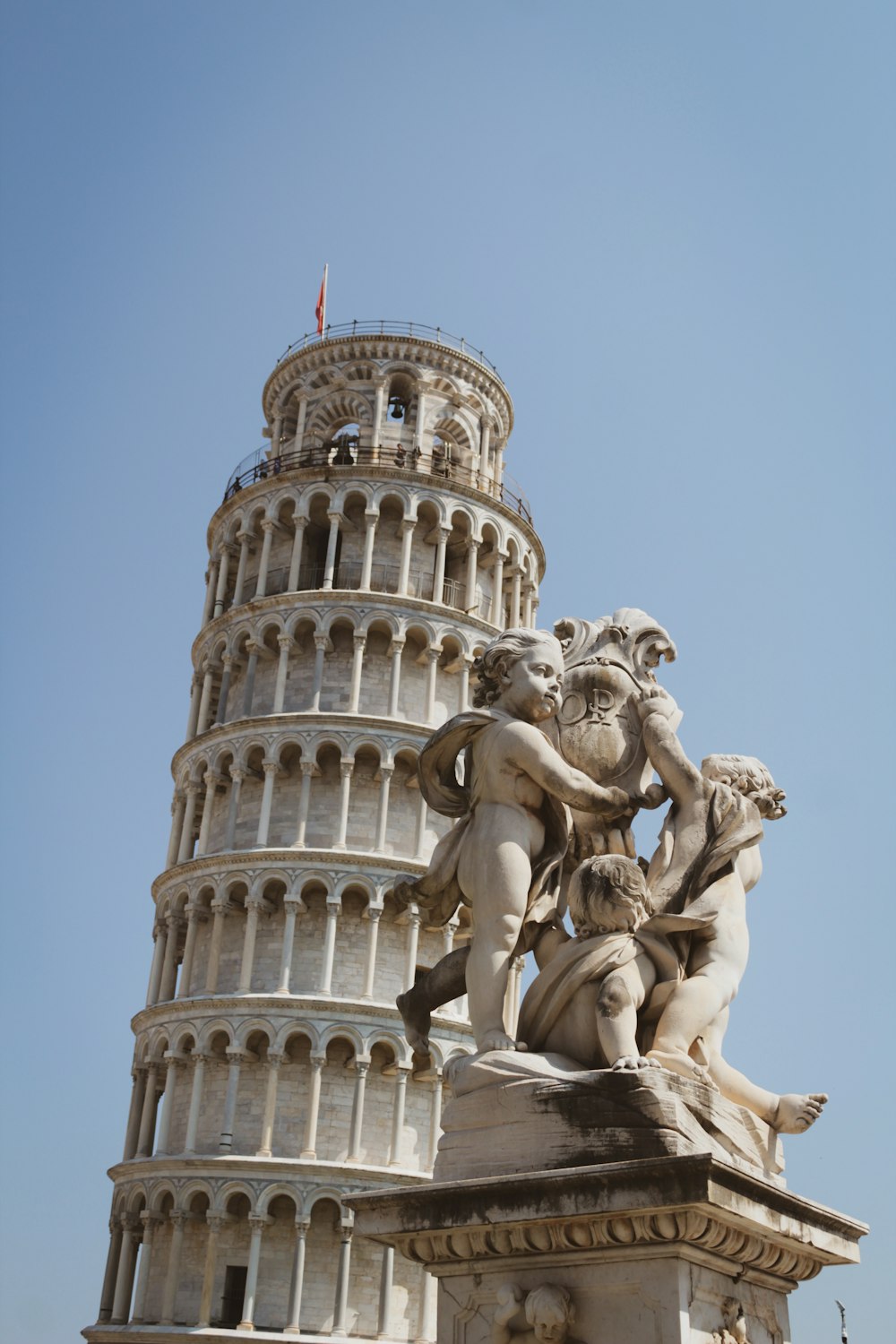 un'alta torre con una statua in cima