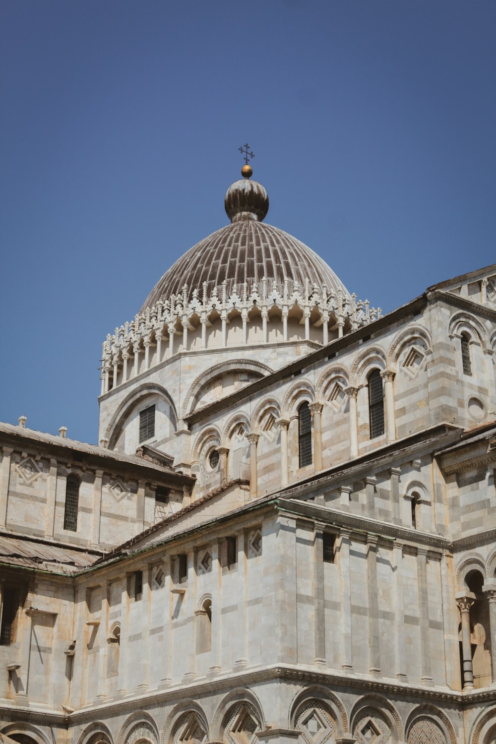 un grande edificio con una cupola in cima