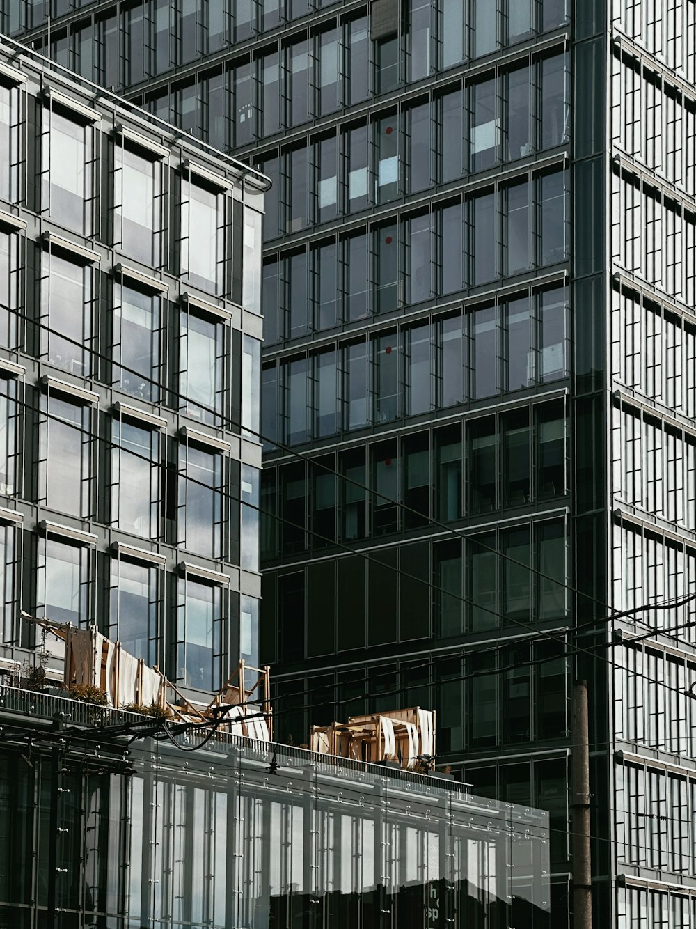 Un edificio muy alto con muchas ventanas