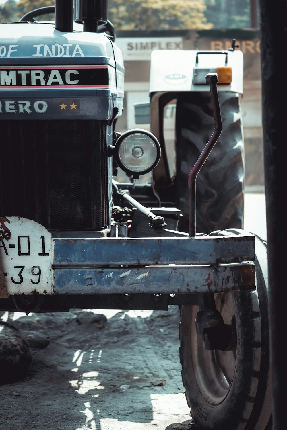 Un tractor está estacionado al costado de la carretera