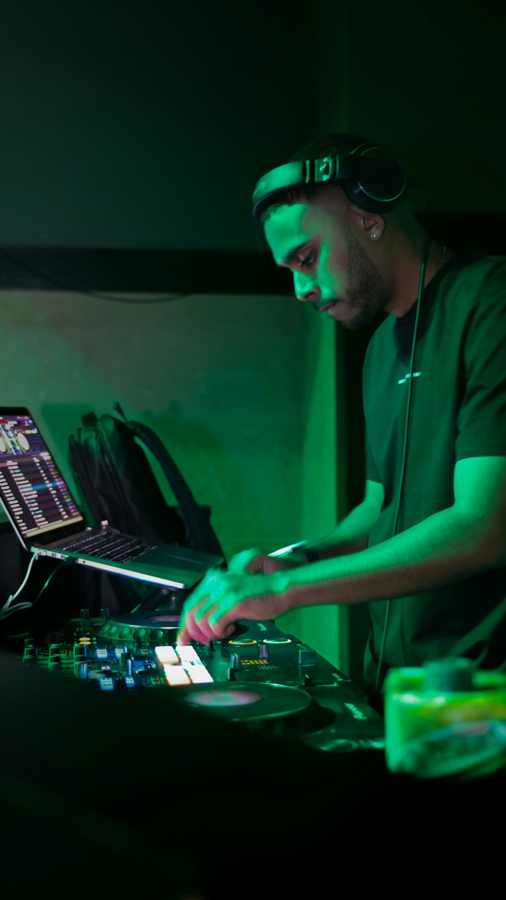 Ein DJ mischt Musik in einem dunklen Raum