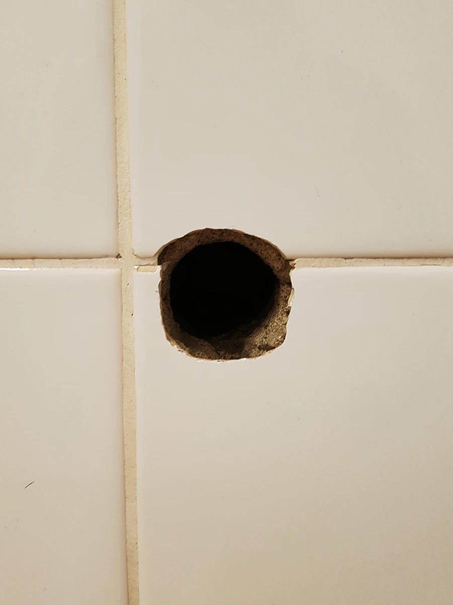 Durchbruch in einer Innenwand während der Entkernung