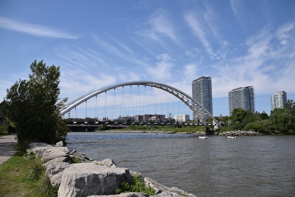 Eine Brücke über einen Fluss mit hohen Gebäuden im Hintergrund