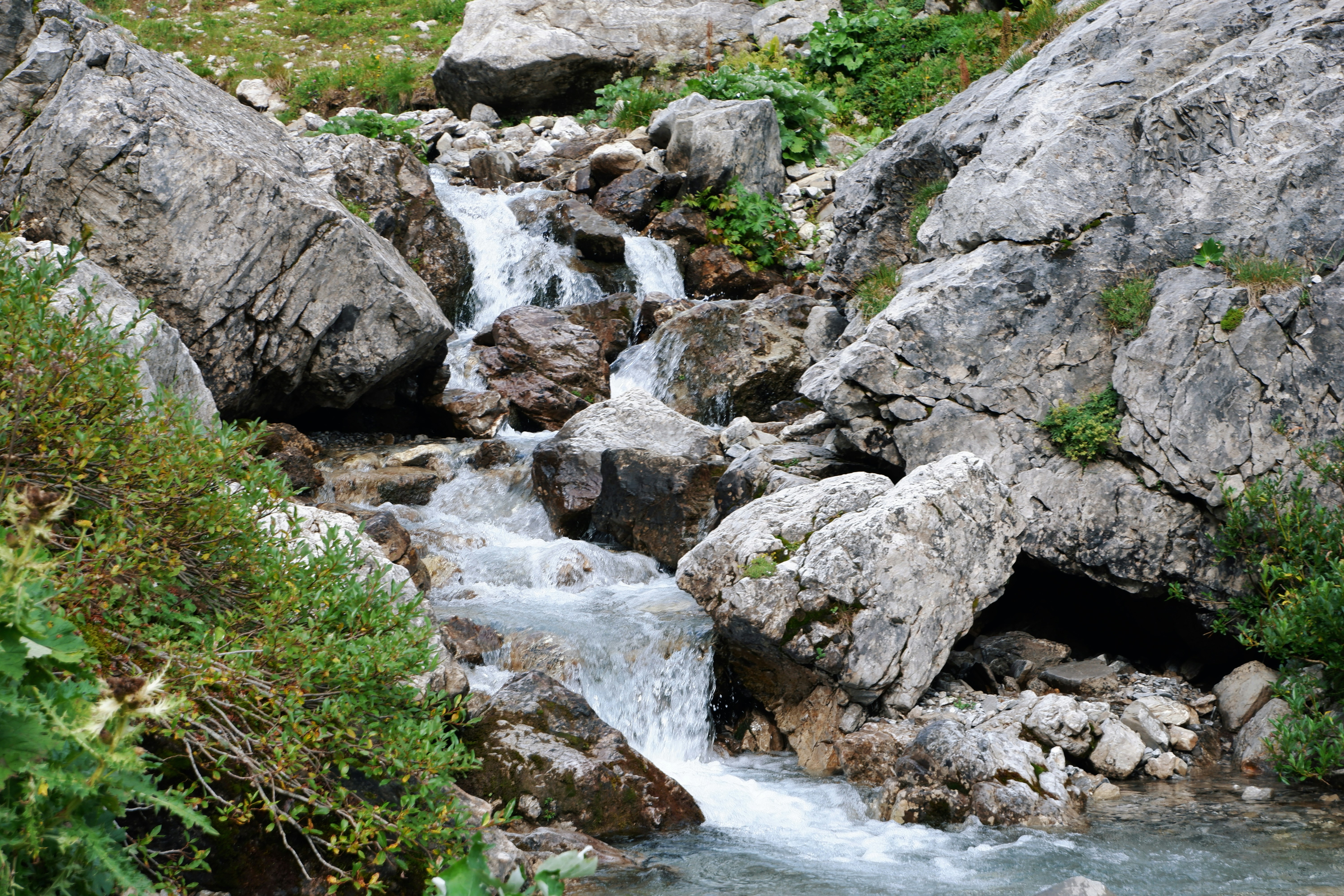 ein Wasserstrahl, der zwischen großen Felsen verläuft