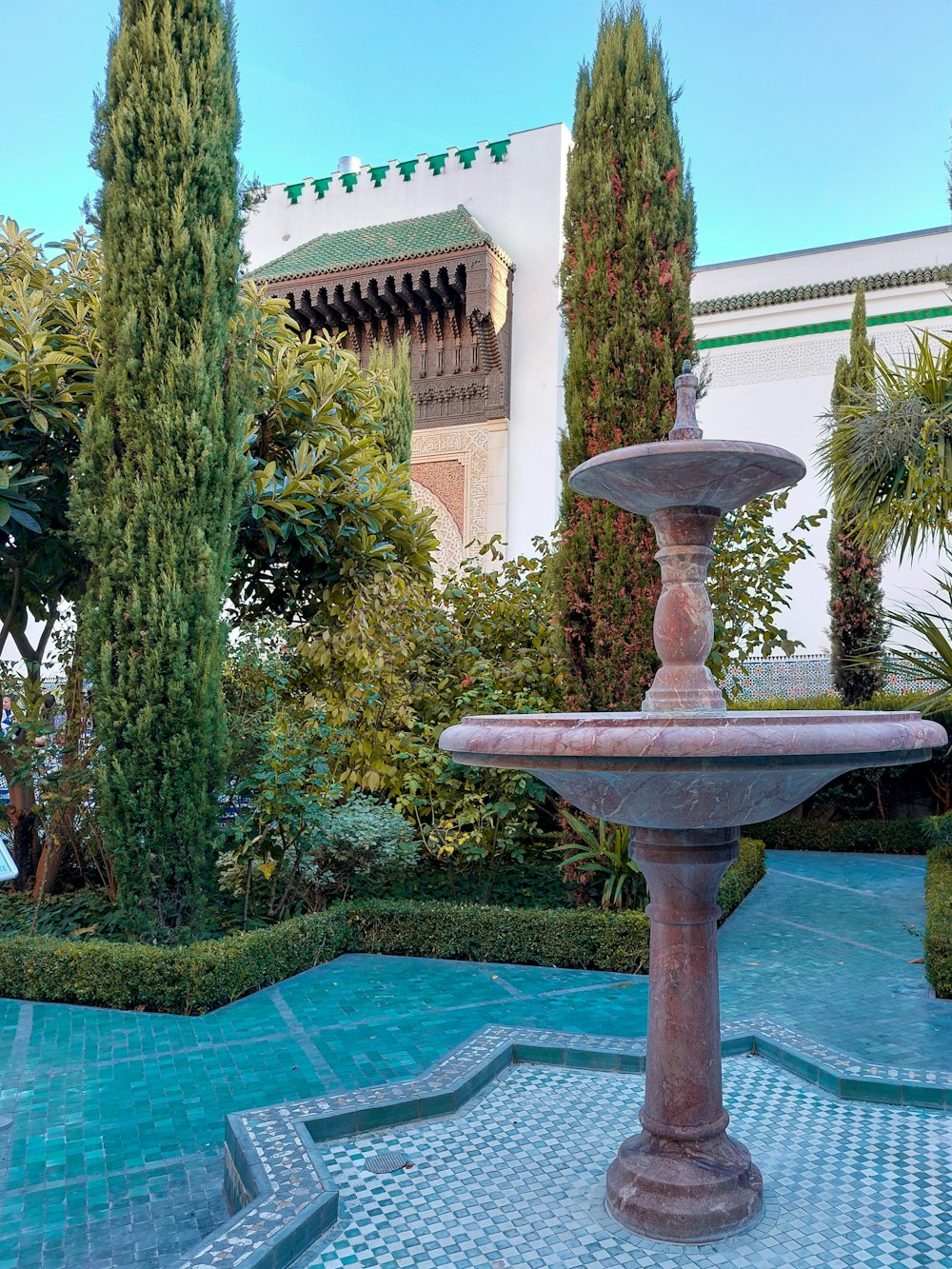 a fountain in the middle of a garden