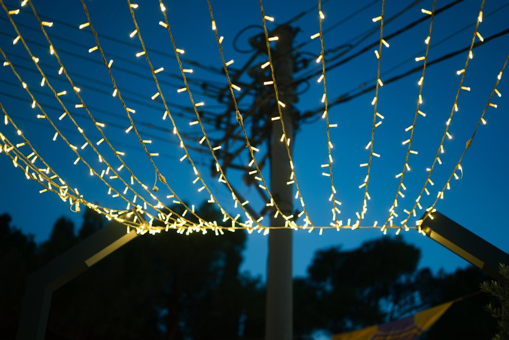 a pole that has some lights on it