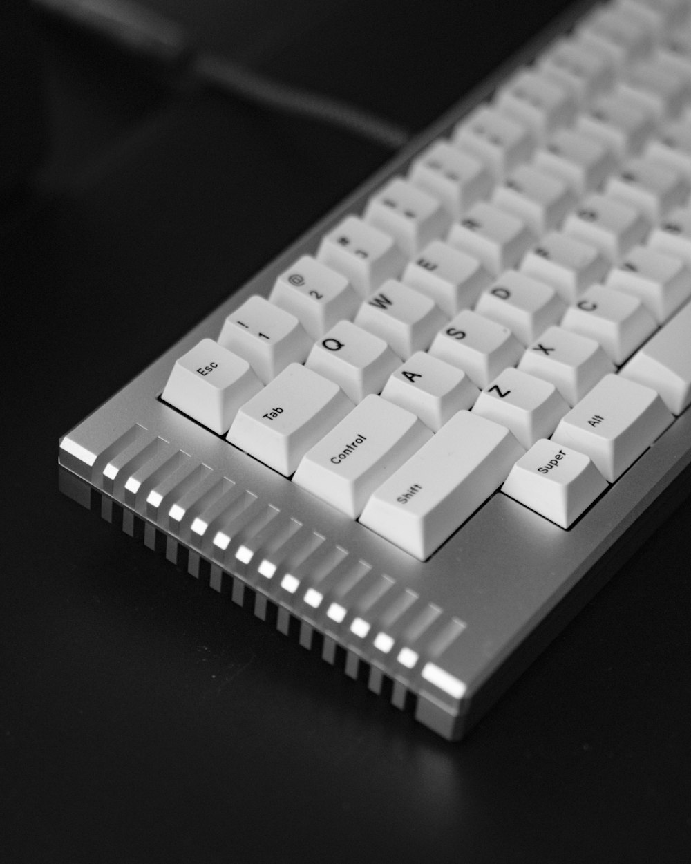 a black and white photo of a keyboard