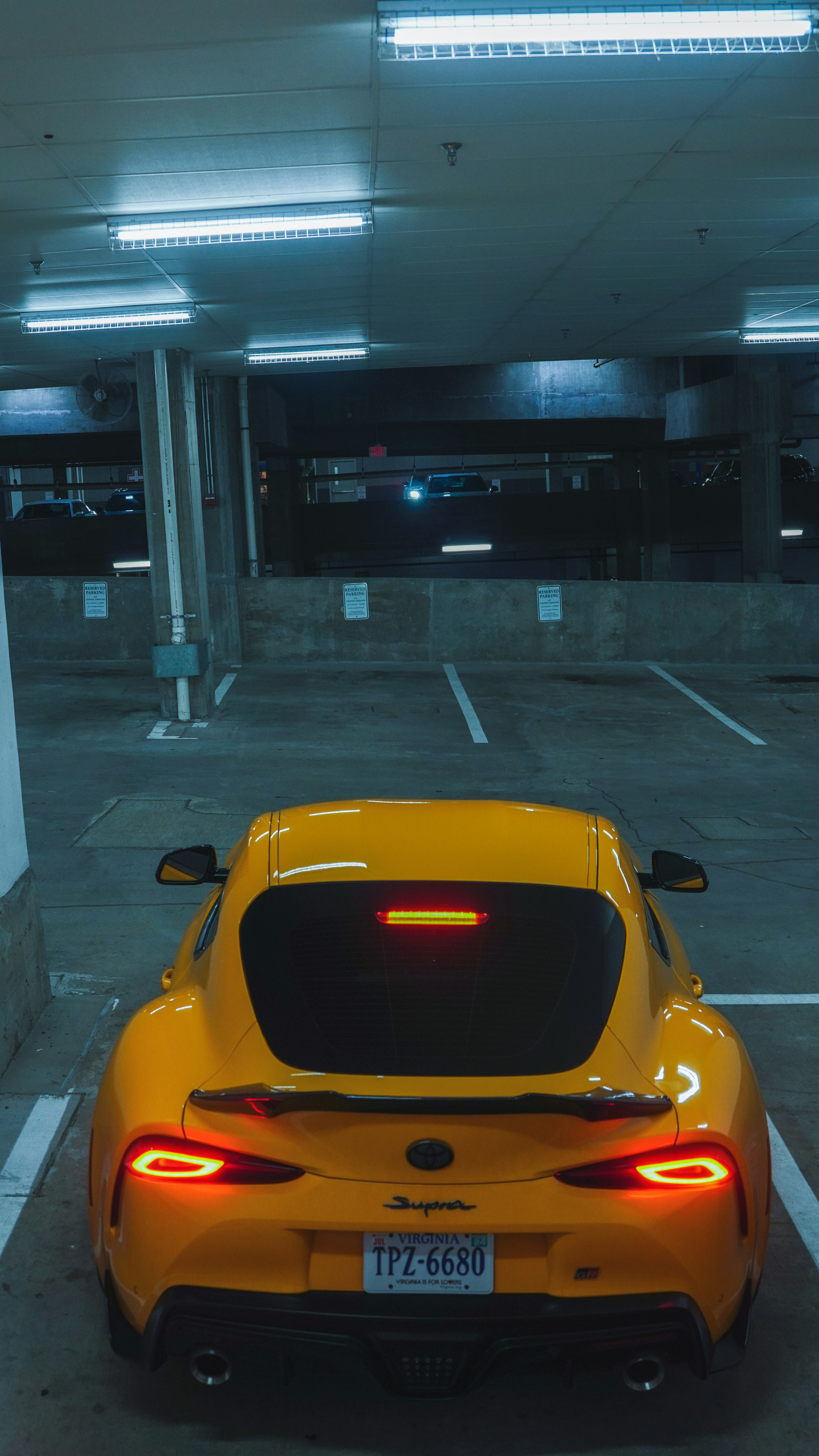 une voiture de sport jaune garée dans un garage