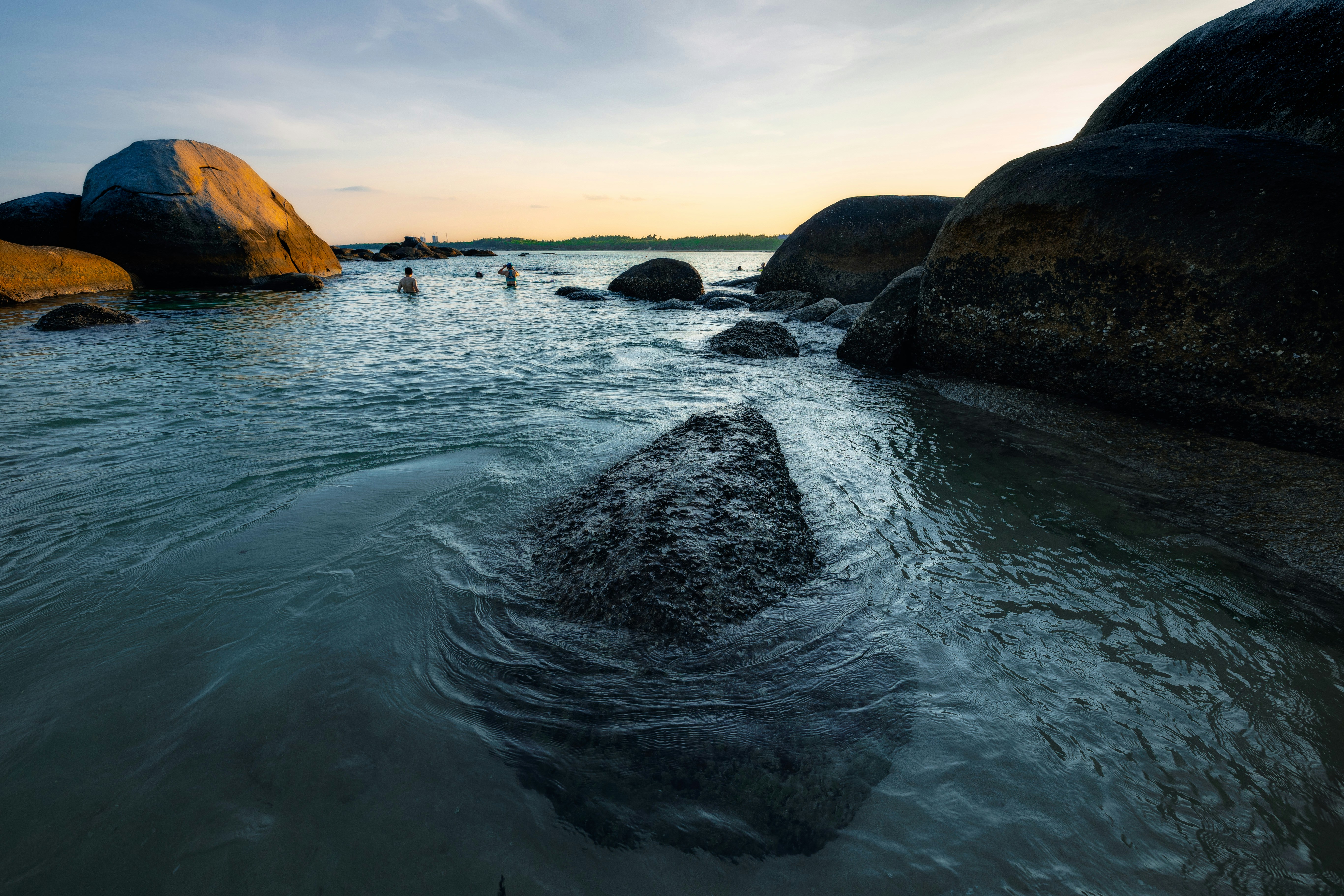 背景に岩のある水域