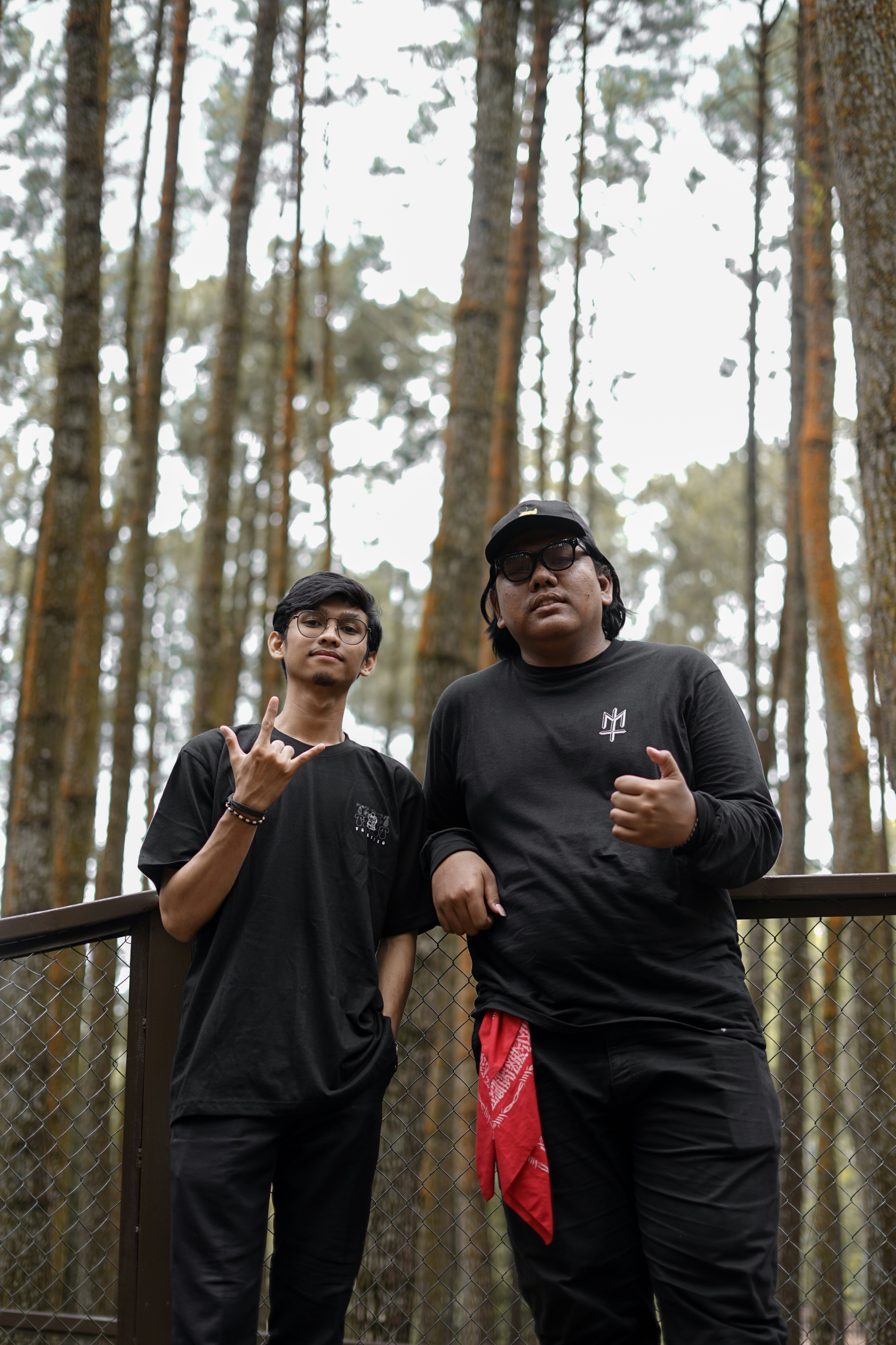beberapa pria berdiri bersebelahan