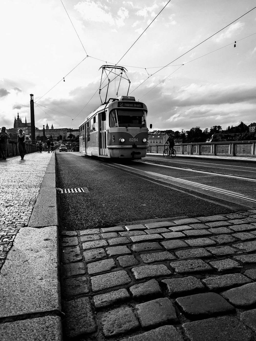 Ein Schwarz-Weiß-Foto eines Busses auf einer Straße