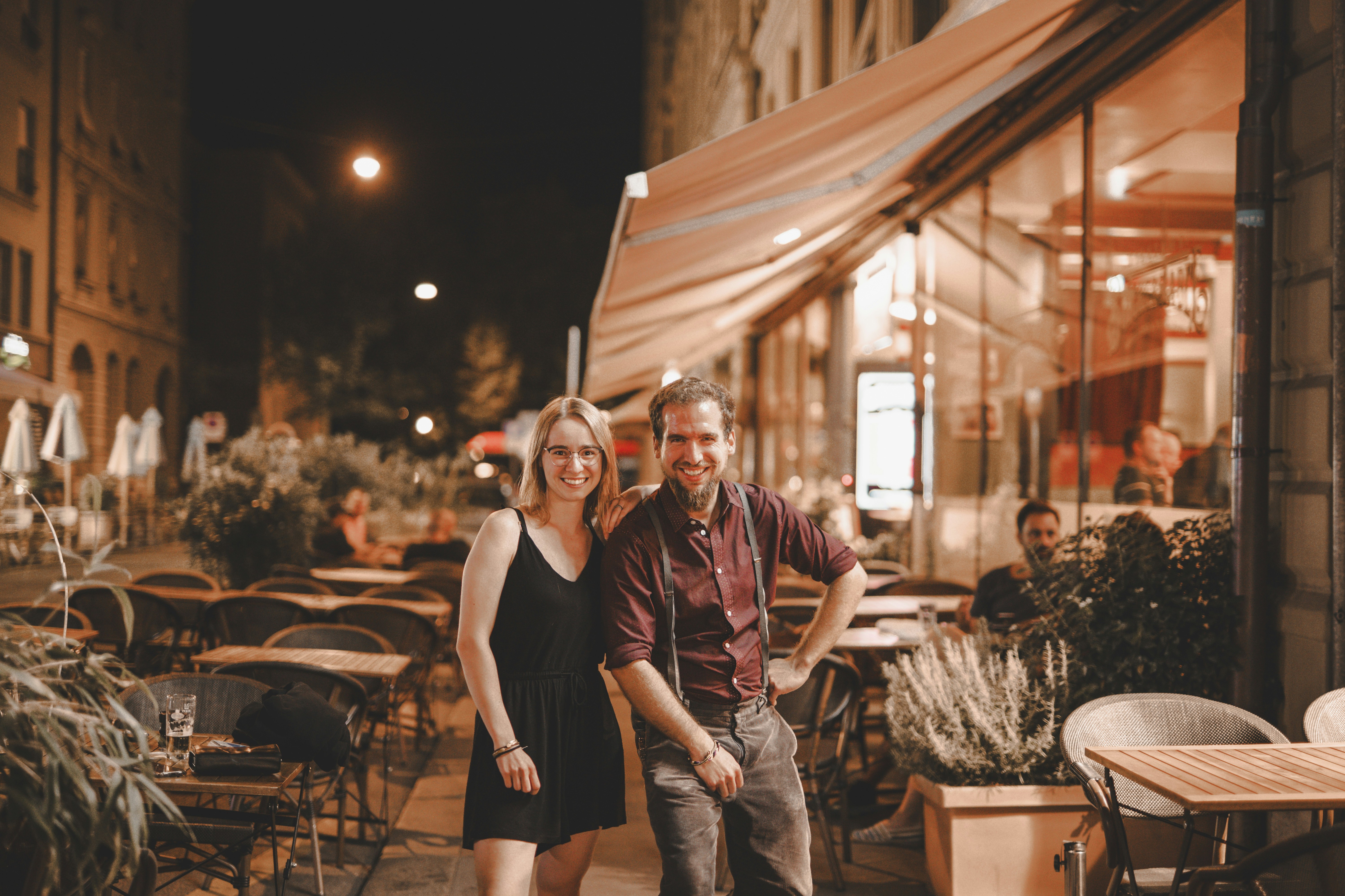 Portrait de couple en séance photo lifestyle dans un café, ambiance chaleureuse