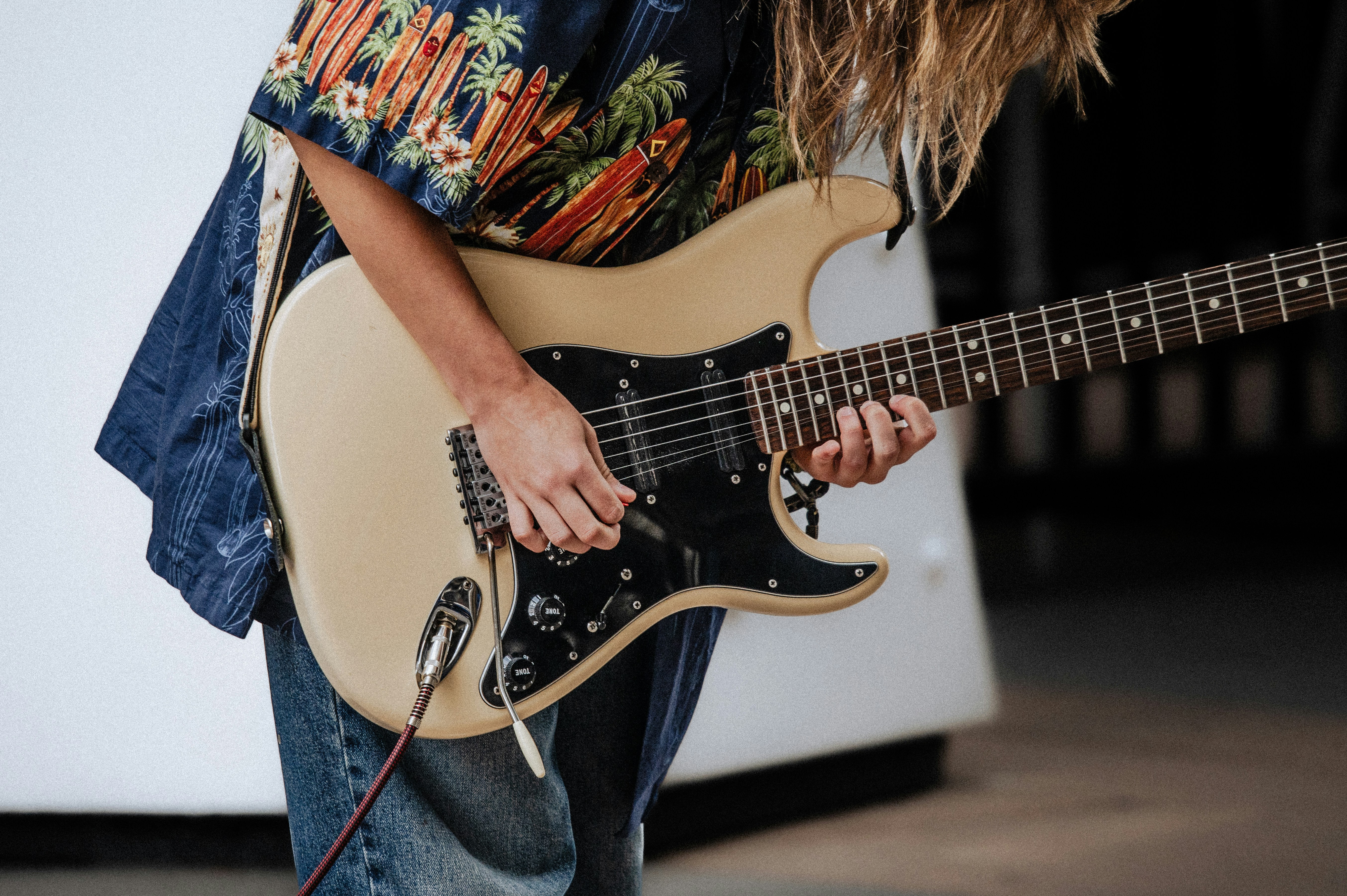 기타와 마이크를 들고 있는 사람