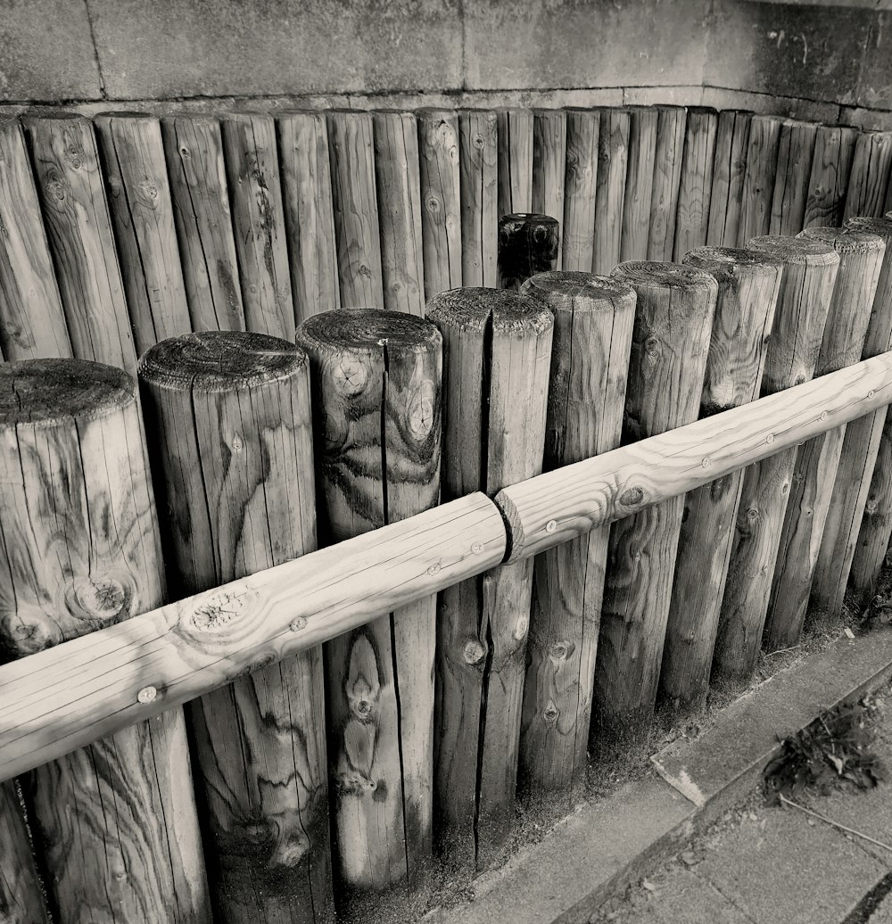 Una foto in bianco e nero di una staccionata di legno