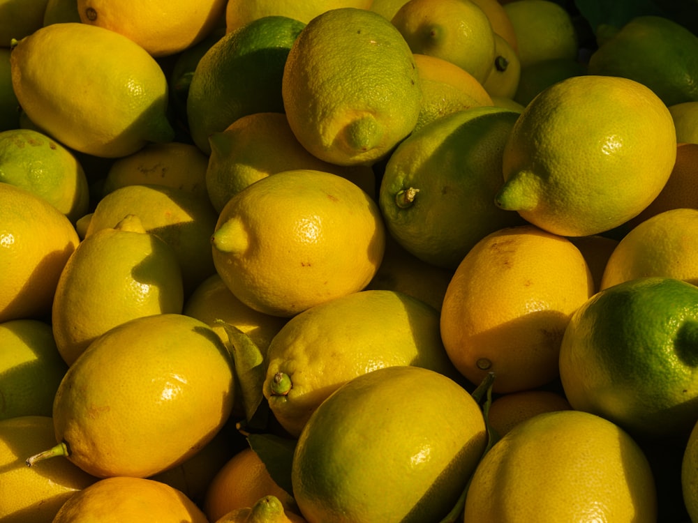 Un montón de limones y limas sentados uno al lado del otro