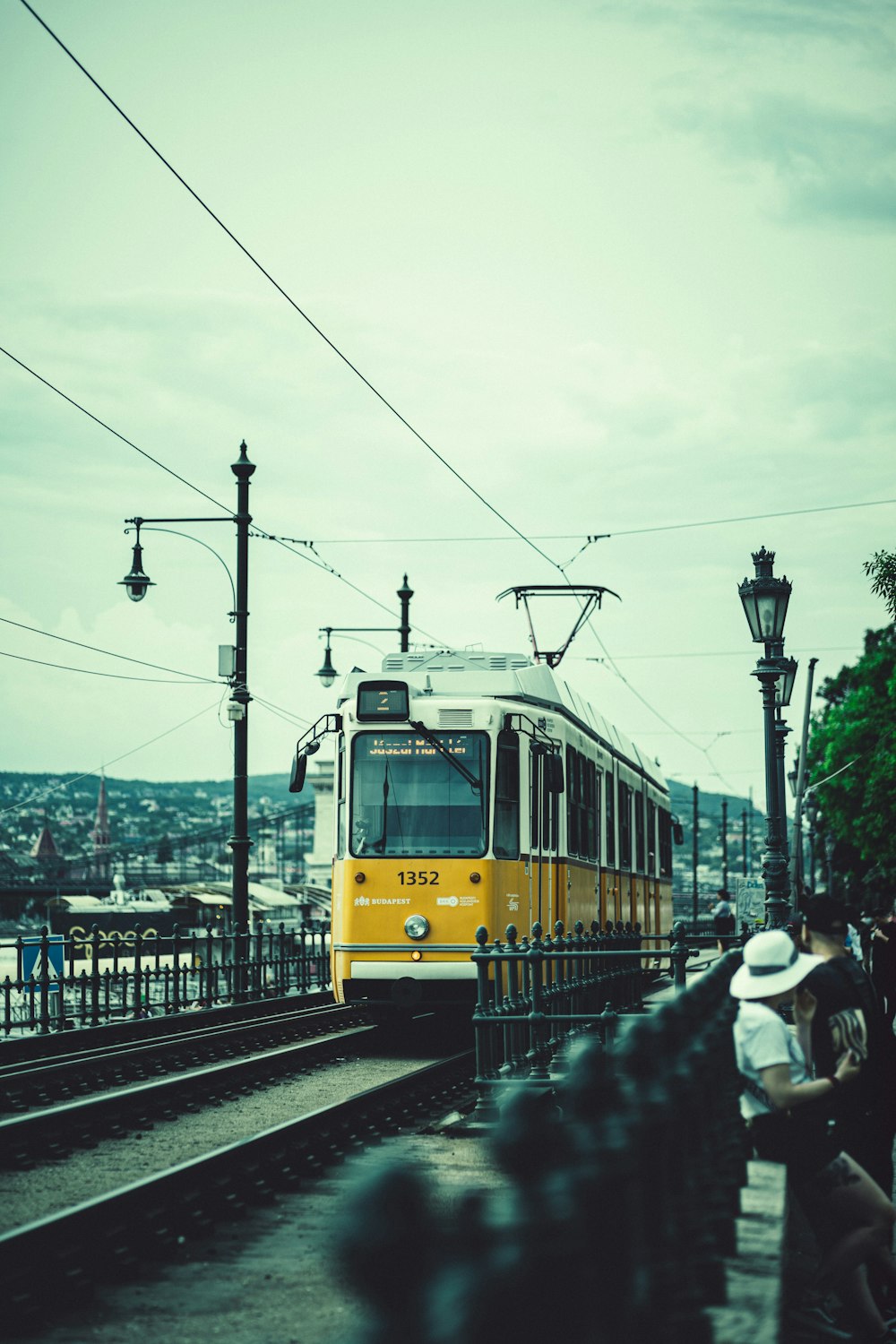 Un tren amarillo y blanco que viaja por las vías del tren