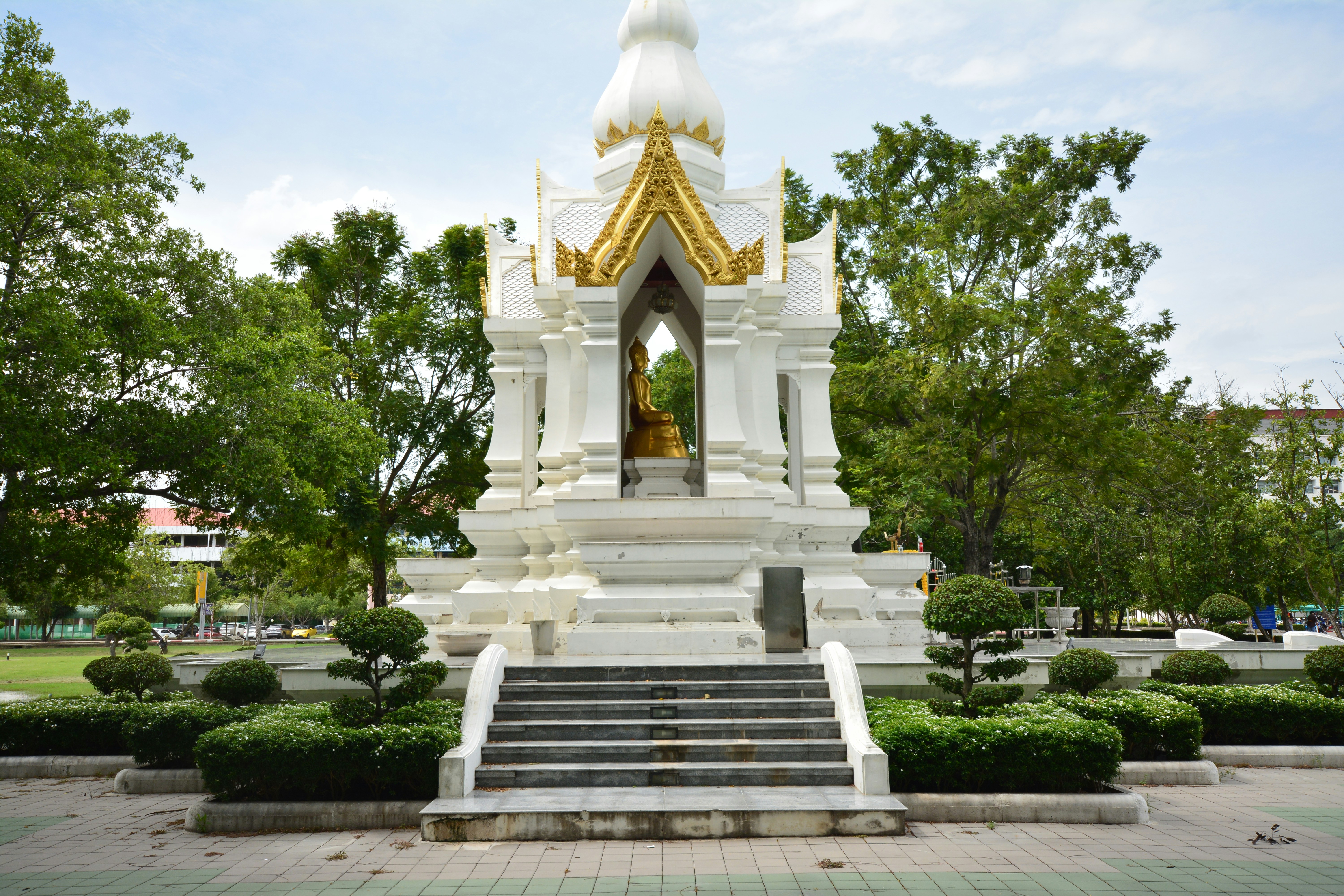 большая бело-золотая статуя в парке