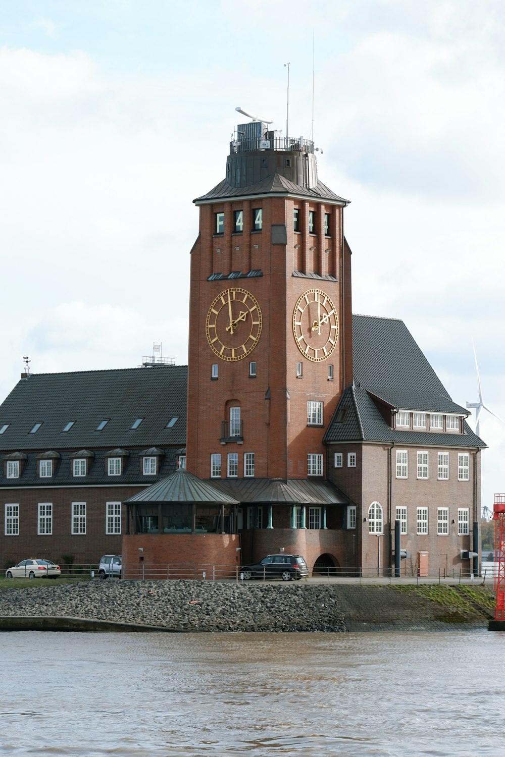 ein großes Gebäude mit einer Uhr an der Seite