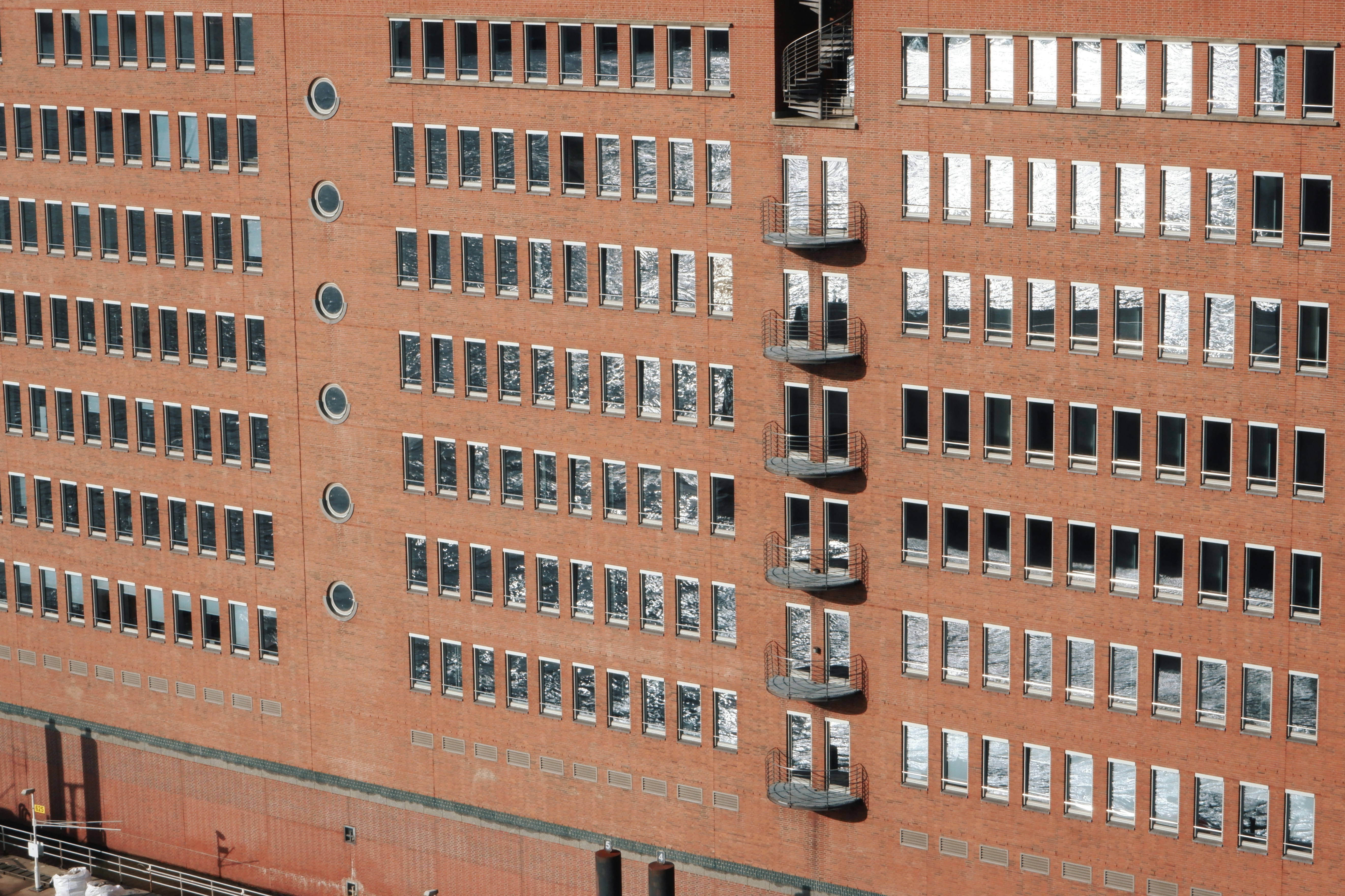 Ein großes Backsteingebäude mit vielen Fenstern