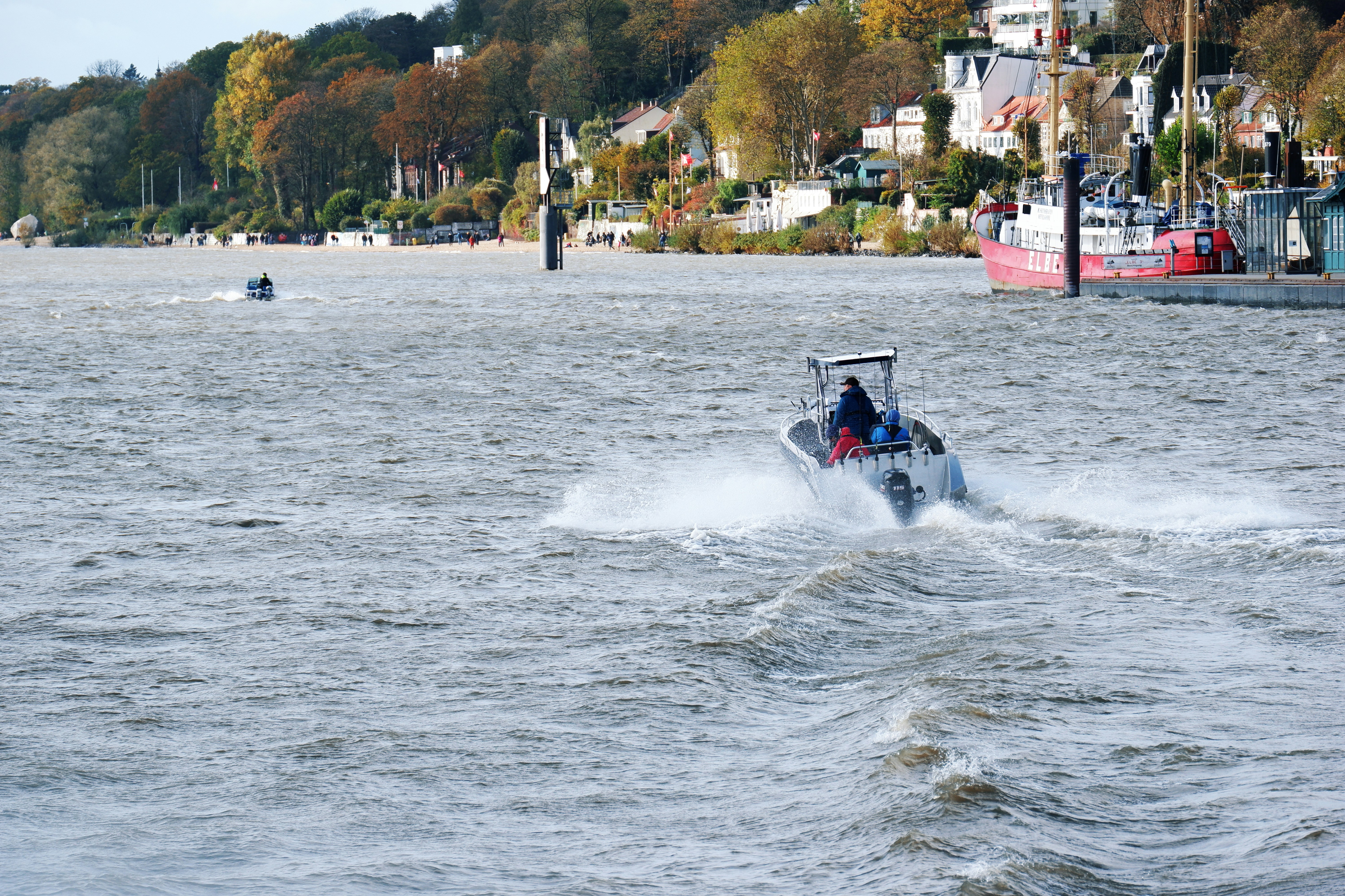 ein Mann, der auf einem Boot auf einem Gewässer fährt