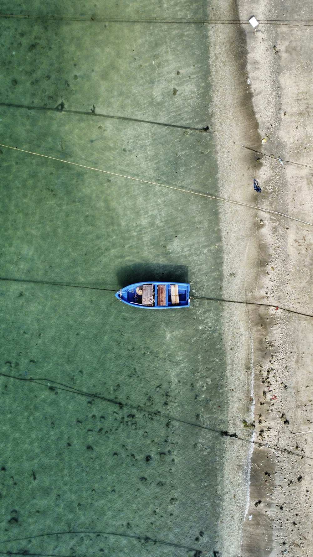 una piccola barca che galleggia sopra uno specchio d'acqua