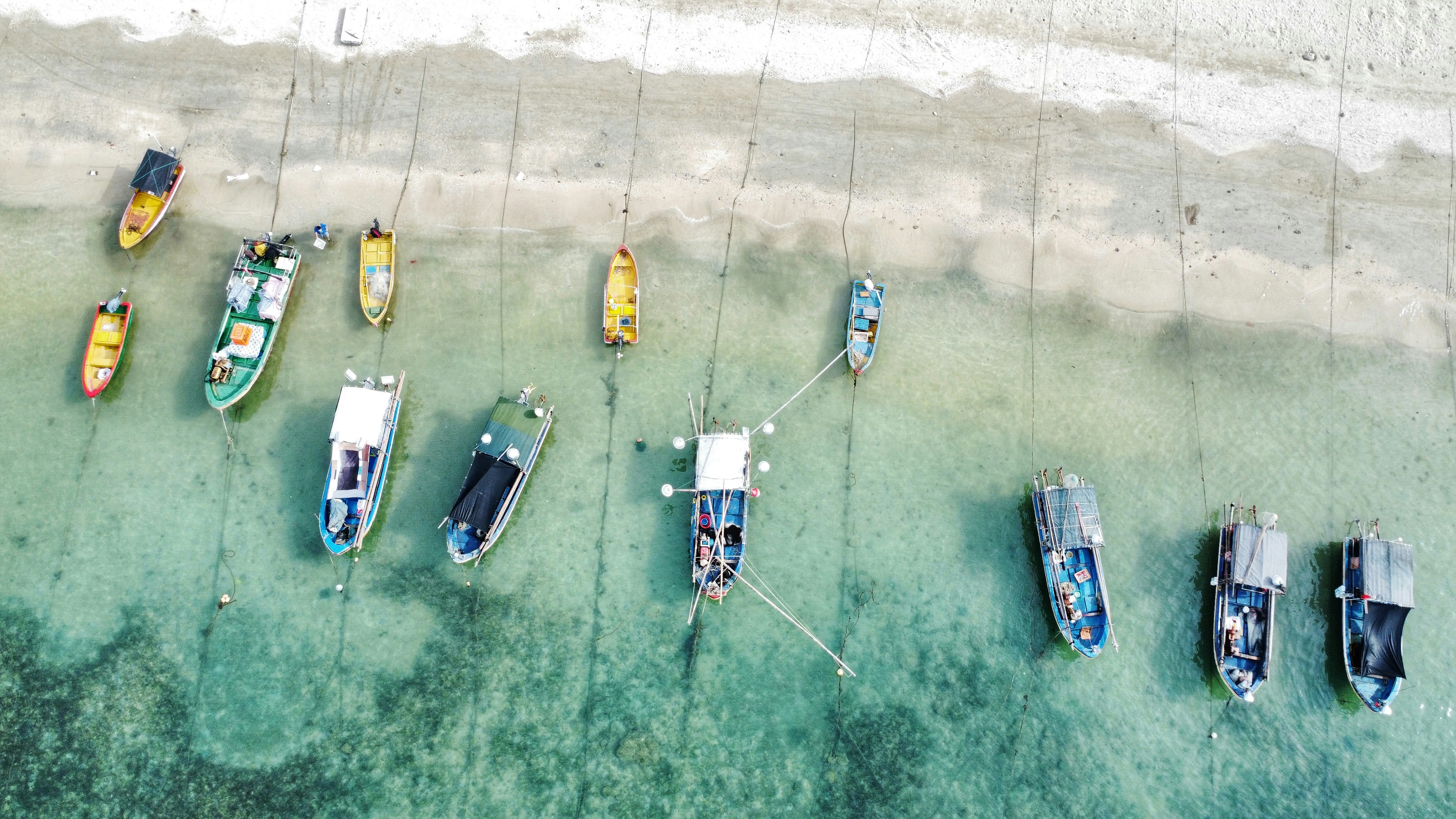 несколько небольших лодок в водоёме