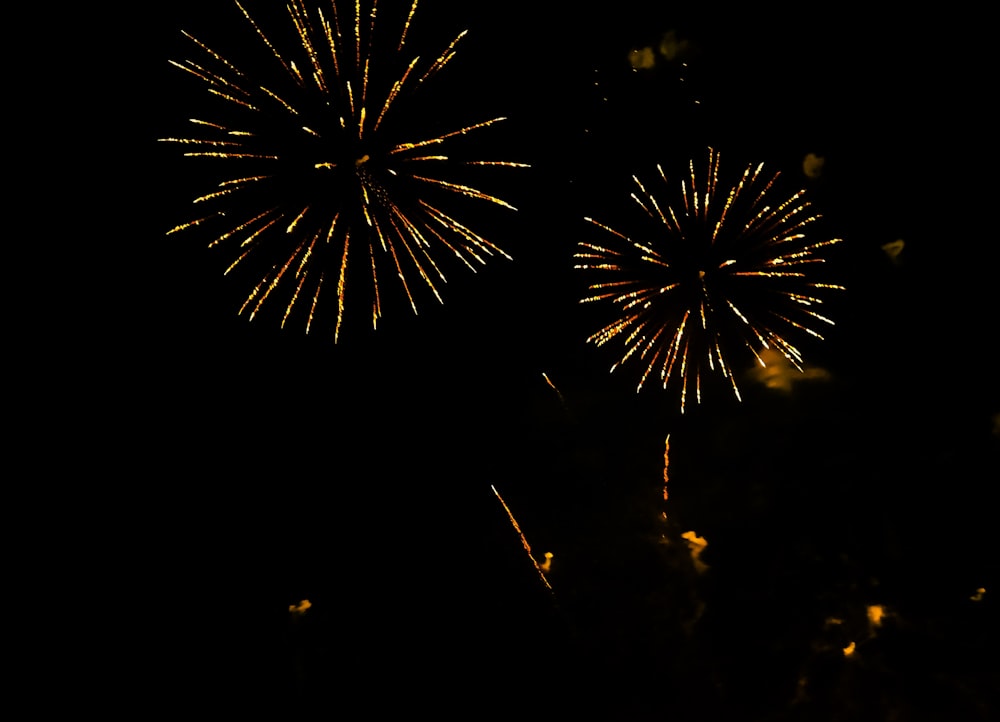 Un par de fuegos artificiales que están en la oscuridad