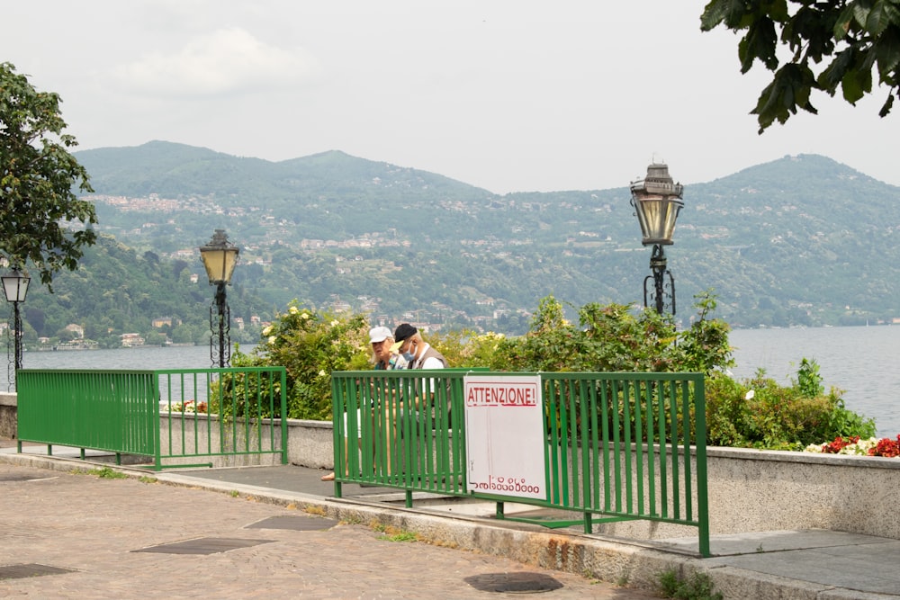 quelques personnes assises sur un banc