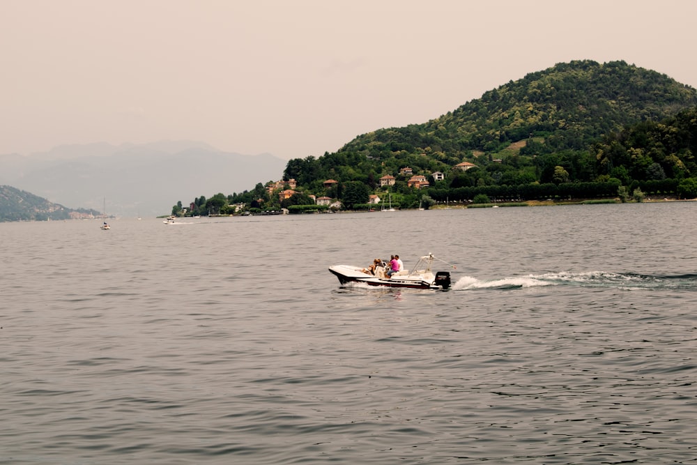 um casal de pessoas em um barco na água