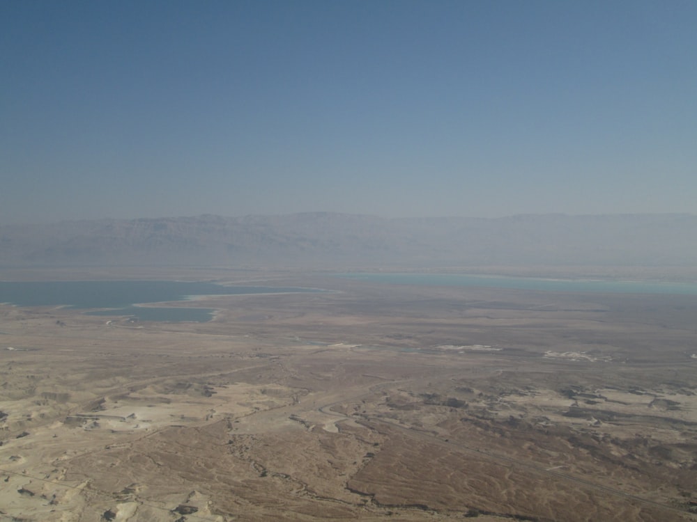 Una vista aérea del Mar Muerto y las montañas