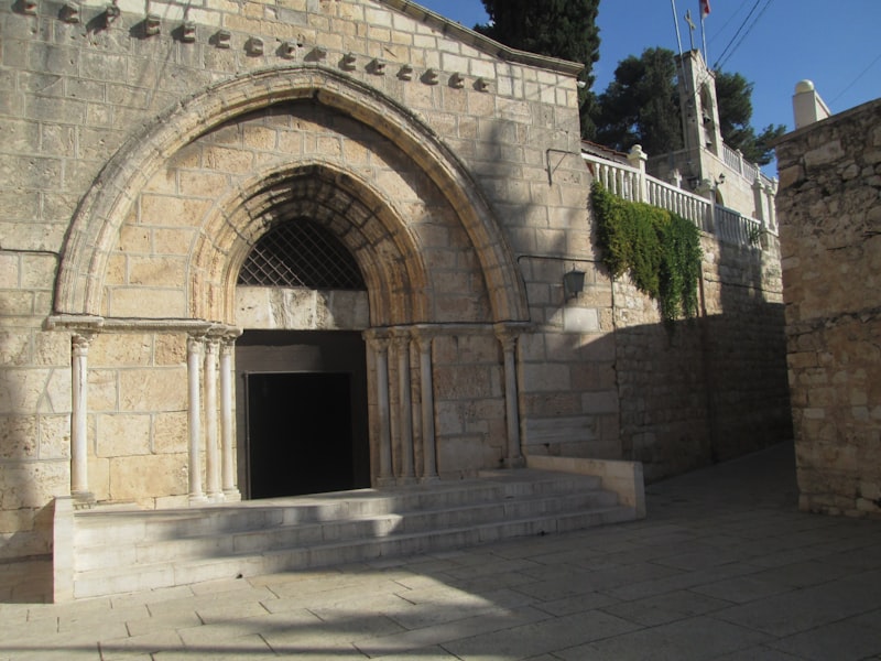 Garden Tomb vs Church of the Holy Sepulchre: Where Should You Send Your Prayer?