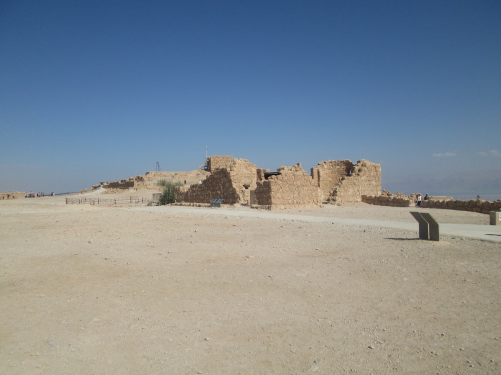 砂漠の真ん中にある石造りの建物
