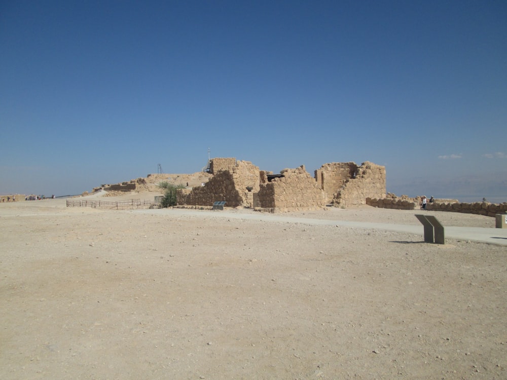 Un edificio de piedra en medio de un desierto