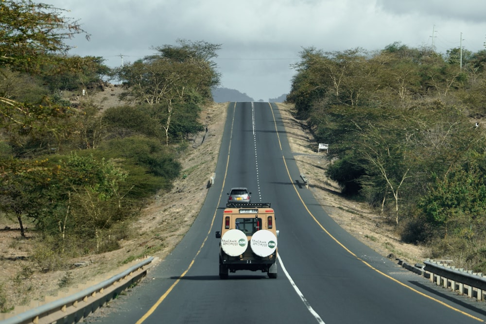 Un camion che percorre una strada con un paio di barili sul retro