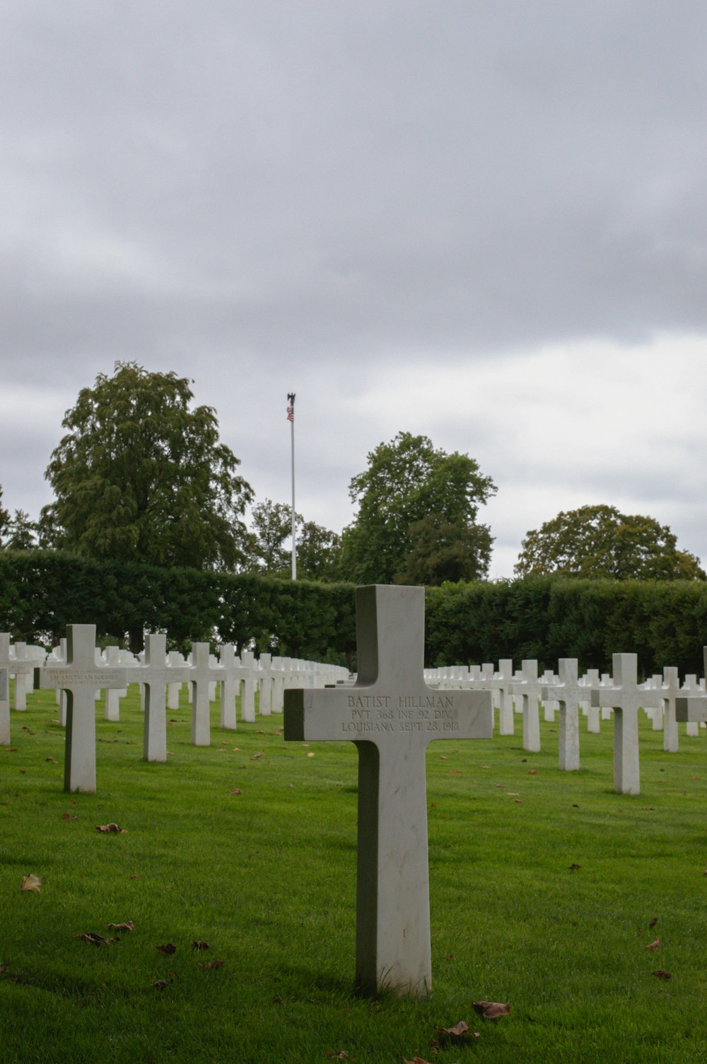 un cimitero con una croce al centro