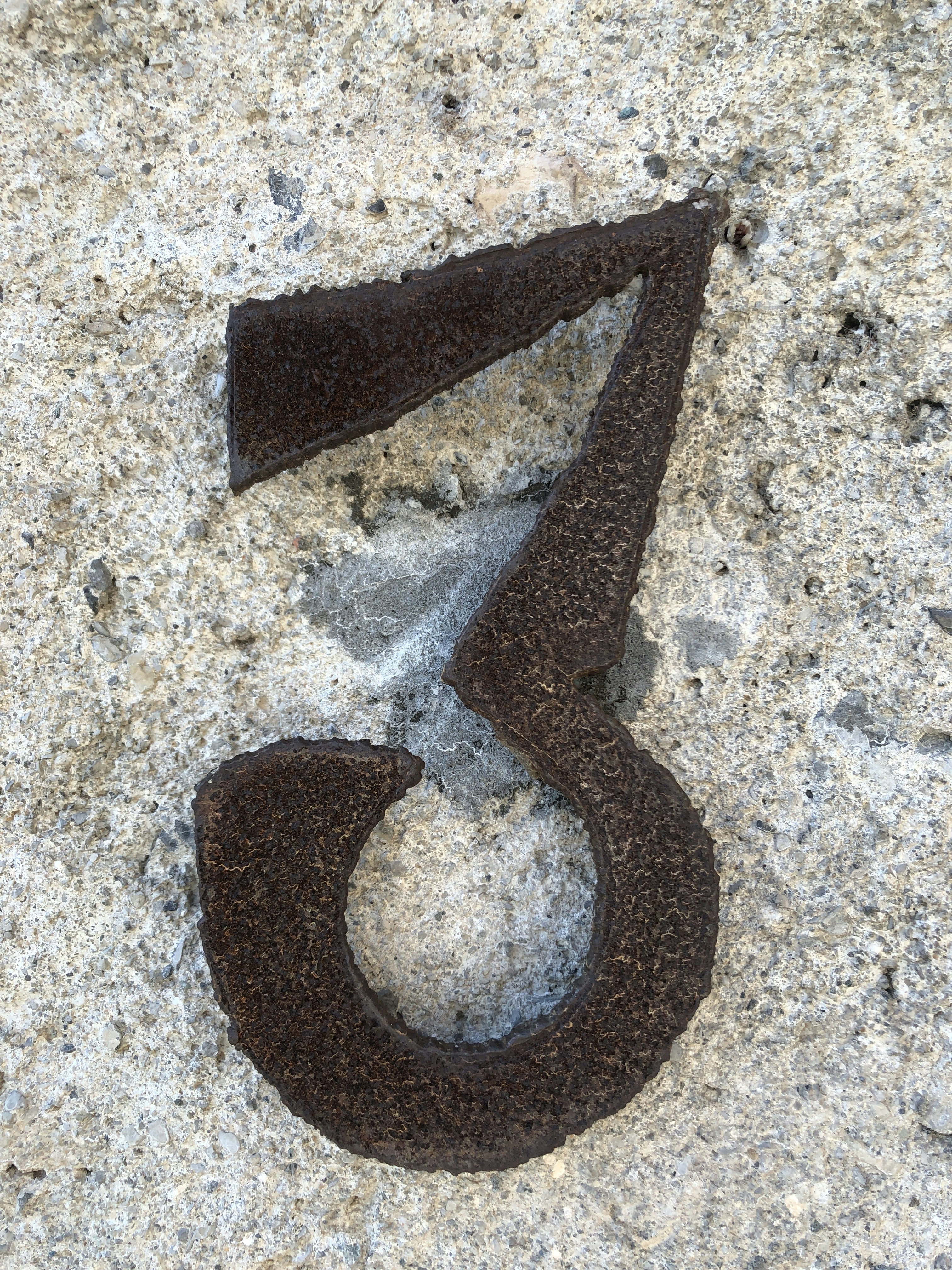 Un gros plan d’un numéro trois sur un rocher