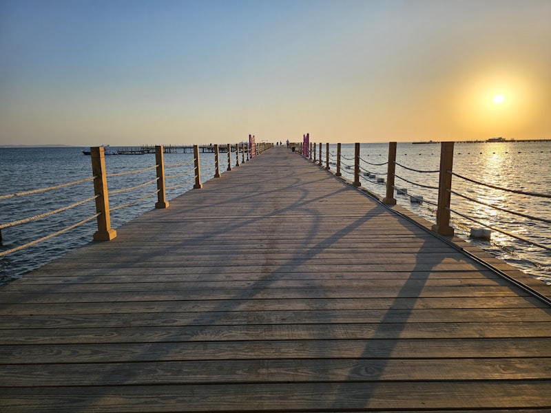 Pier bij zonsondergang aan de Rode Zee in Egypte