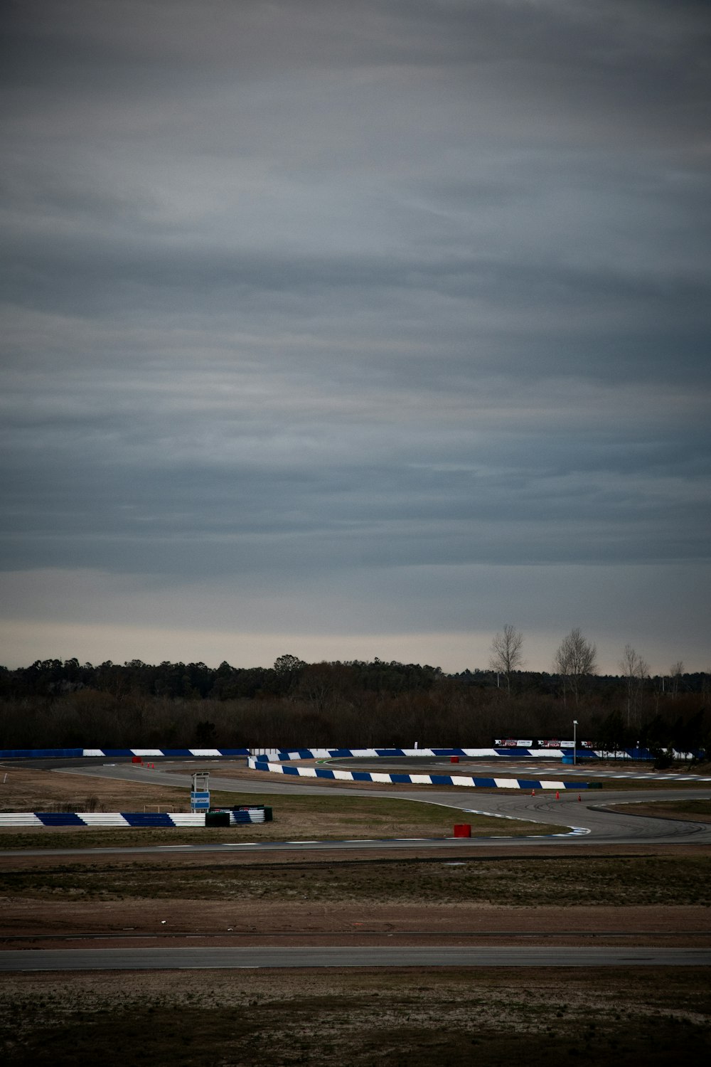 un groupe d’avions assis sur une piste