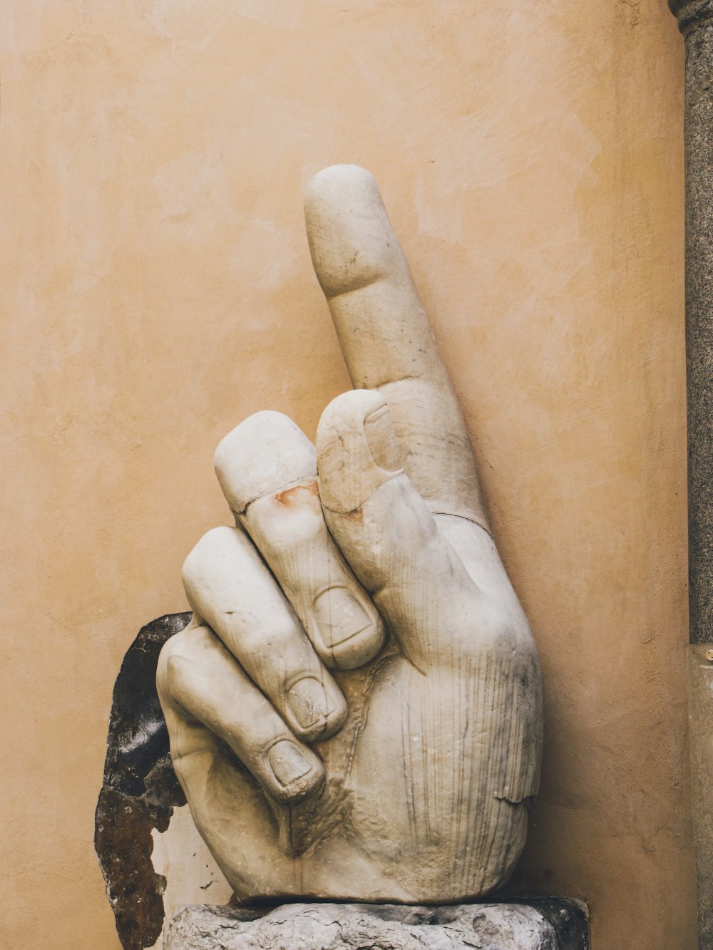 una statua di una mano che fa il segno del dito medio