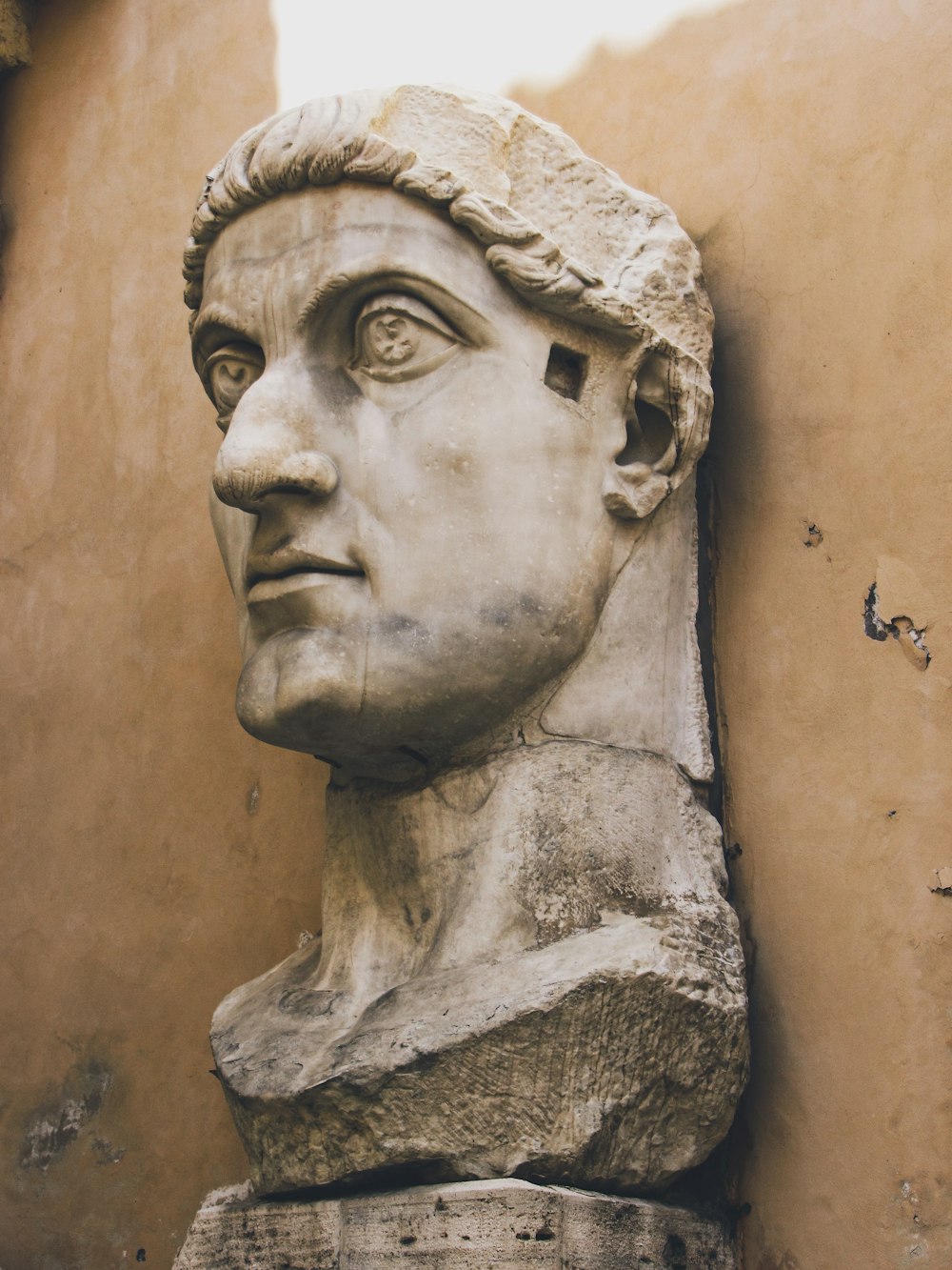 Un primer plano de una estatua de la cabeza de un hombre