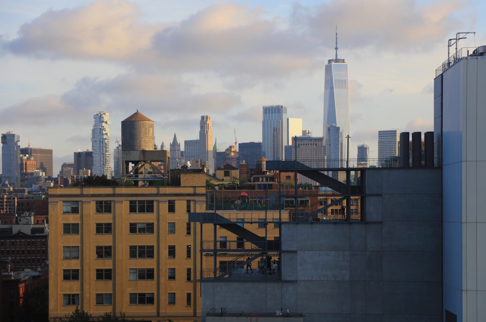 Una vista del horizonte de una ciudad desde un edificio de gran altura