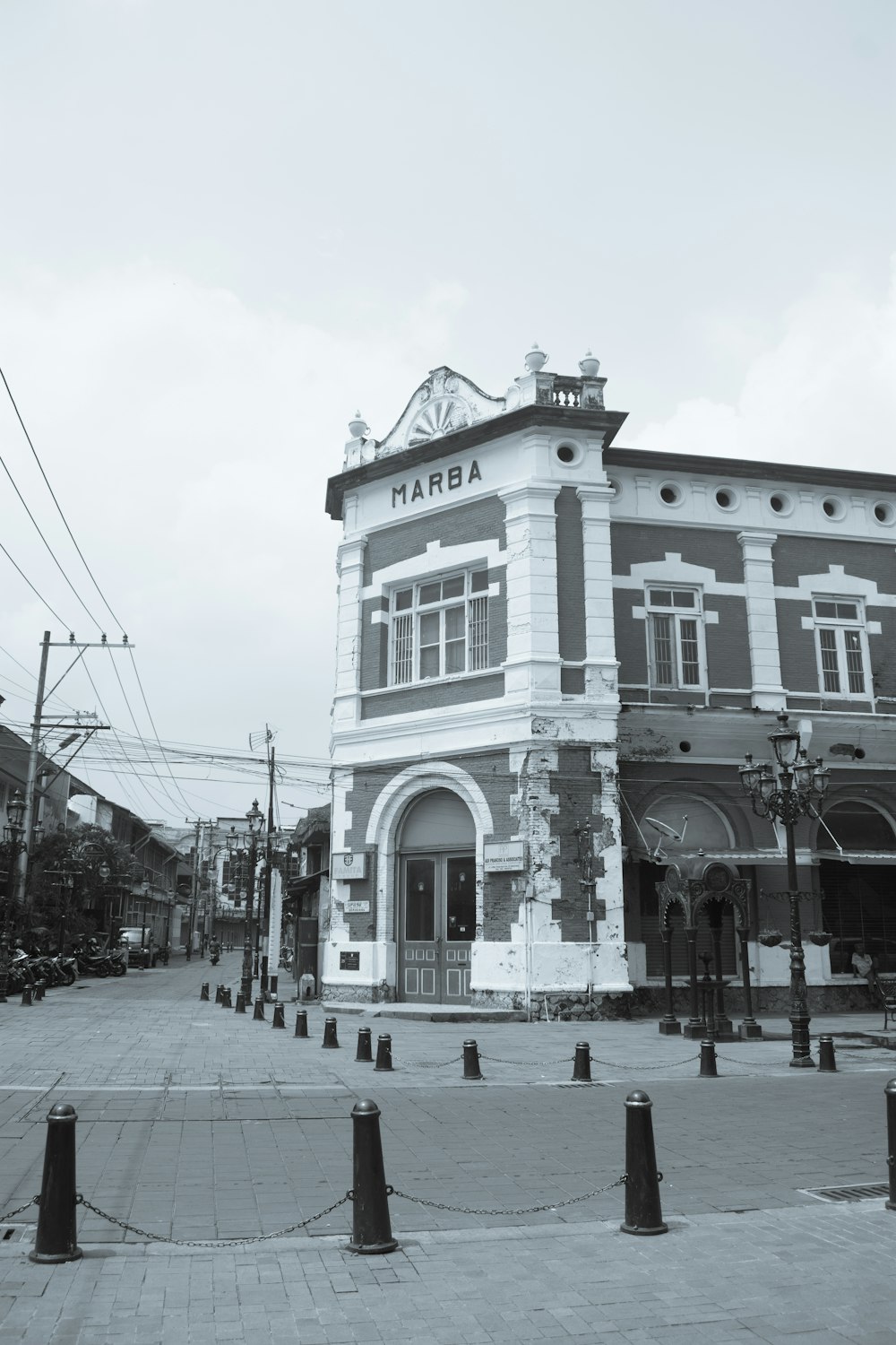 Ein Schwarz-Weiß-Foto eines großen Gebäudes