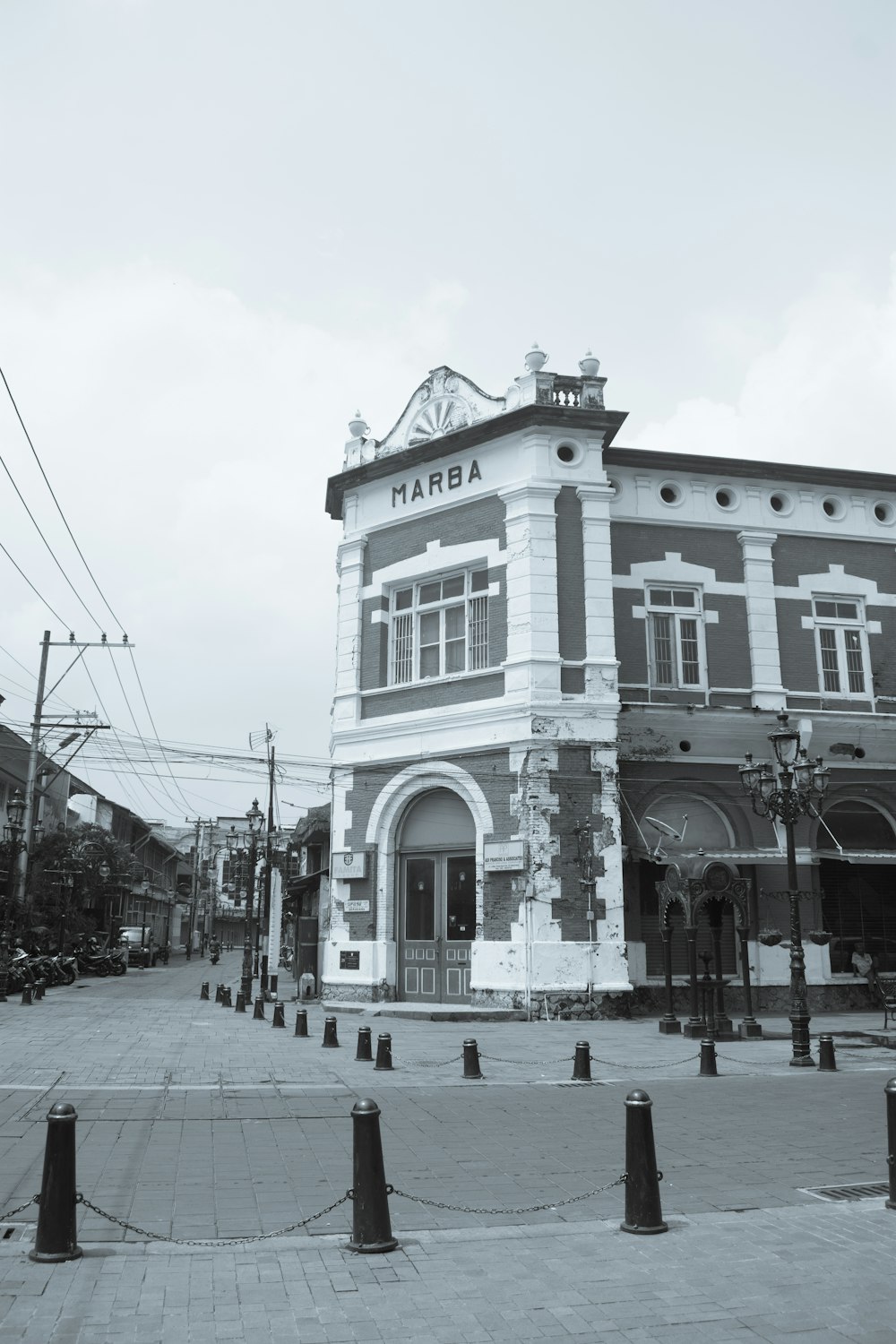 a black and white photo of a large building