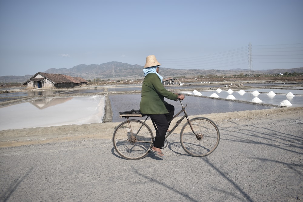 uma pessoa andando de bicicleta em uma estrada