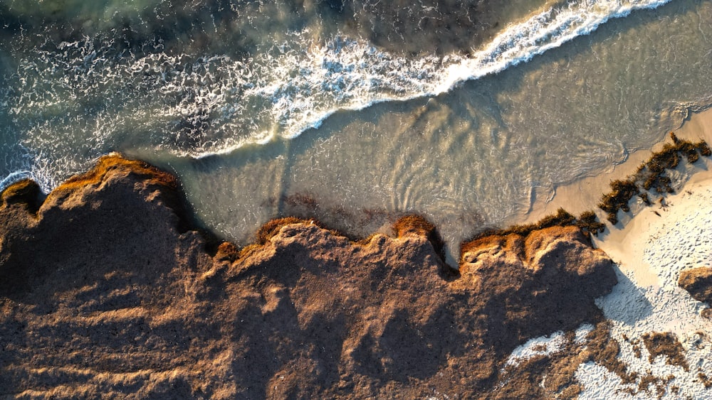 una vista aerea di una spiaggia con onde che entrano